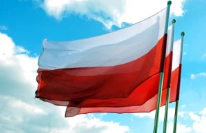 Zerwana flaga z kopca Piłsudskiego