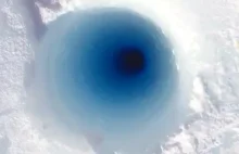 Dźwięk bryły lodowej wrzuconej do 90 m odwiertu gdzieś w Arktyce.