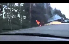 Wypadek z wybuch Nissan Tiida vs ciężarówka