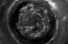 Sześciokątna burza na Saturnie w ruchu.