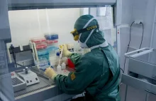 Polska wysyła testy na obecność koronawirusa do Francji i 3 dni czeka na wyniki.