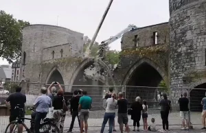 Wyburzanie średniowiecznego mostu w Belgii
