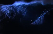 Nocny surfer
