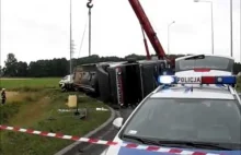 Ciężarówka ze zbożem przewrócona na rondzie