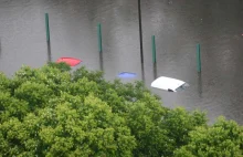 Warszawa pod wodą. Zalane ulice, zatopione samochody, nieczynne metro.