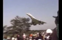 Przelot Concorde z grupą akrobacyjną Patrouille de France podczas Air Show 1987.