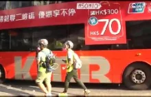 Protestujacy w Hongkongu robia podchody do policjanta