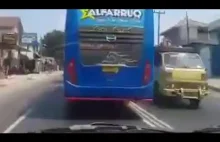 Jazda szalonego kierowcy autobusu w Indonezji.
