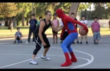 Spiderman gra w koszykówkę