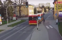 WIDEO: Dziewczyna popchnęła koleżankę pod autobus MZK!