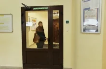 Drzwi z napisem "Wyjście ewakuacyjne" zamknięte na klucz. 20-latkowie więzieni