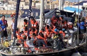 Włochy: okręty wojskowe mają blokować porty przed statkami z migrantami.