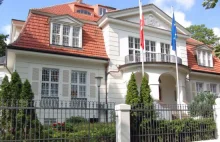 Berlin: Ambasada Polski - Wrzucono pojemnik z łatwopalną substancją