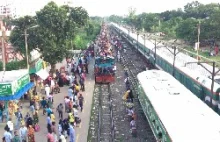 Jak ludzie podróżują pociągiem w Bangladeszu
