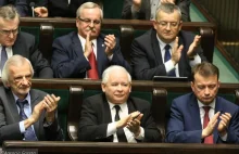 PiS w opozycji oburzał się na gabinety polityczne. Odkąd rządzi, rozbudowuje je