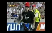 Szalony kibic podczas finału EURO 2004 Grecja-Portugalia.