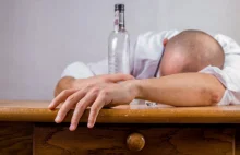 Osoby o mniejszych mózgach częściej sięgają po alkohol