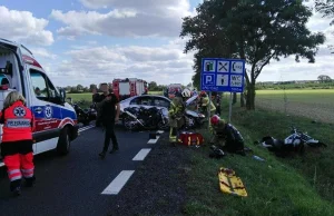 Samochód wjechał w grupę motocyklistów. Jedna osoba nie żyje, wielu rannych