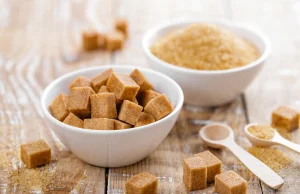 Cukier brązowy i cukier trzcinowy to nie to samo. Jaka jest różnica?