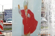 Wandale zniszczyli pomnik Jana Pawła II w Brzezinach. Został zdemontowany