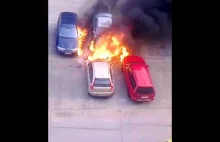 Pożar czterech aut na parkingu. Wystarczyly 3 minuty