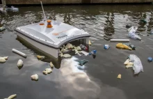 Pływający dron zbierający śmieci