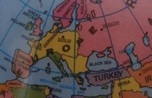 Niemcy sąsiadują z Rosją?! Na globusie "made in Germany" wymazano Polskę!...