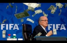 Sepp Blatter obrzucony banknotami przez prankstera.