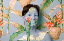 Artystka sprawia, że jej ciało znika poprzez malowanie go na tle kwiatów