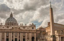 "La Repubblica": papierosy i benzyna ze zniżką dla kardynałów