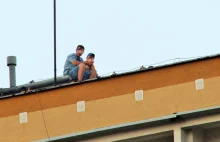 Weszli na dach wieżowca, bo chcieli oglądać stamtąd mecz. Musiały...