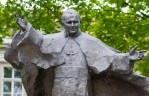 "Kryłem pedofilów" na pomniku Jana Pawła II w Poznaniu. Policja wyjaśnia