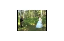 Jak nowożeńcy bawią się w lesie?