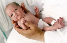 Proste opóźnienie zaciśnięcia pępowiny o minutę może uratować tysiące noworodków