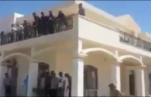 Zabawa dżihadystów z Libii w byłej ambasadzie USA.