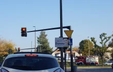 Kandydatka na radną zasłoniła reklamą światła na skrzyżowaniu