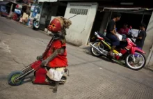 Żywa maskotka. Dość barbarzyńskie zwyczaje z Indonezji