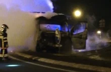 Protestujący Francuzi podpalili przy blokadzie polski samochód - Renault...