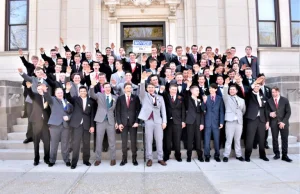 Grupa uczniów z Wisconsin wykonuje hitlerowski salut do zdjęcia