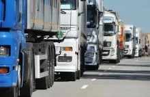 Mieszkańcy Suwałk skarżą się na zakaz wyprzedzania dla ciężarówek. Duże korki.