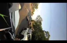 Motocyklista, po potrąceniu przez samochód, ląduje na dachu poprzedniego auta.