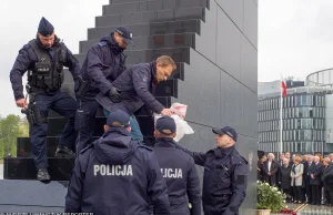 Działacz ruchu Obywatele RP wszedł na pomnik smoleński w czasie miesięcznicy