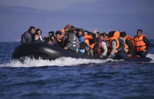 Uchodźcy przestraszyli się deportacji. Chcieli wyrzucić swoje dzieci za burtę...