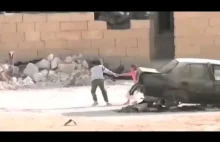 Syryjski chłopczyk ratuje dziewczynkę podczas ostrzału snajperów.