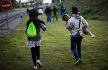 Calais: Ryzykują życie dzieci, by przedostać się na Wyspy