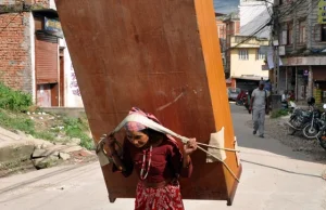 Baby pracujące - nepalskie i indyjskie kobiety przy pracy