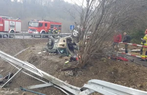 Poważny wypadek na zakopiance. Auto wypadło z drogi i uderzyło w robotników