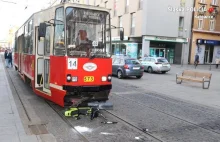 Policja poszukuje świadków zderzenia hulajnogi z tramwajem