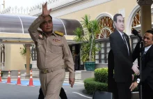 Tajlandzki premier używa kartonowej podobizny, by unikać niewygodnych pytań