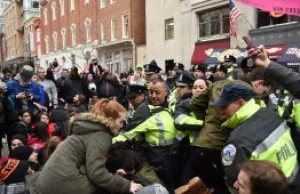 USA. Przeciwnicy Trumpa starli się z policją